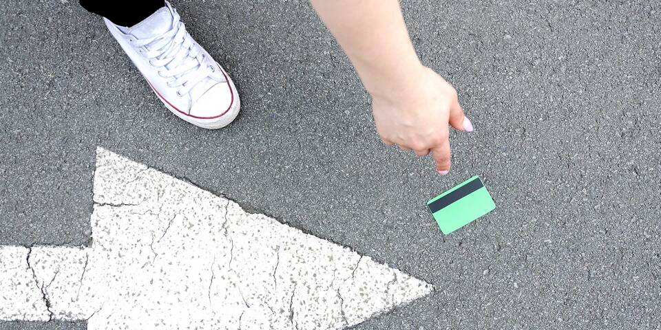 Оплатила чужой картой: что делать?