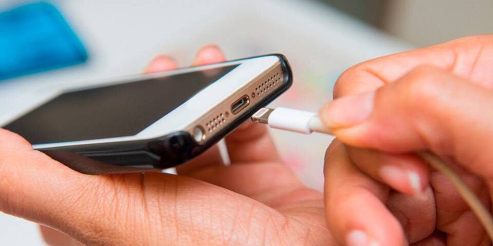 Почему iPhone не заряжается больше 2%